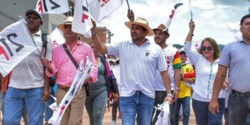 Luis Fernando camacho y activistas del 21F