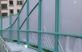 Obreros municipales refuerzan la seguridad en los Puentes de la Unión del Bicentenario e instalan cámaras de vigilancia, luego de denuncias de destrozos.