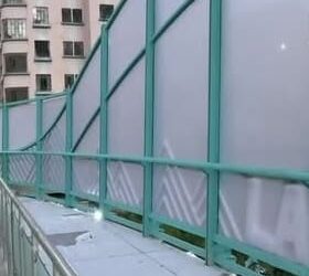 Obreros municipales refuerzan la seguridad en los Puentes de la Unión del Bicentenario e instalan cámaras de vigilancia, luego de denuncias de destrozos.