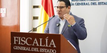 El fiscal general del Estado, Roger Mariaca, en conferencia de prensa.