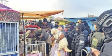 Operativo de Pofoma en la feria del Puente Vela, en El Alto.