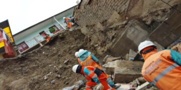 Personal de Emergencias de la Alcaldía de La Paz trabaja tras la caída de un muro en una vivienda