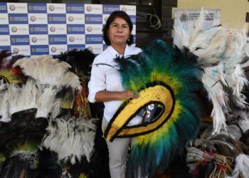 La Gobernación decomisó plumas de piyo en el mercado Calatayud de Cochabamba.