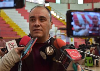 El vocal del TSE, Gustavo Ávila es entrevistado por la prensa.