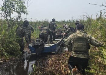 Agentes antinarcóticos, en un operativo en la región del oriente del país.