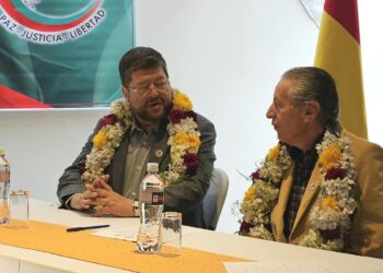 El empresario y precandidato Samuel Doria Medina y Carlos Böhrt, líder de agrupación política Al-Bus.