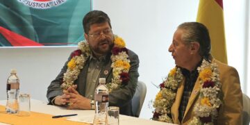 El empresario y precandidato Samuel Doria Medina y Carlos Böhrt, líder de agrupación política Al-Bus.