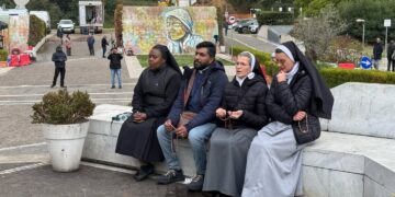 Religiosas oran por la salud del Papa