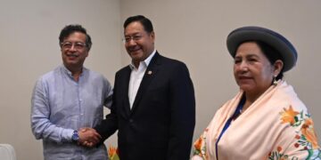 Los presidentes de Colombia, Gustavo Petro y, de Bolivia, Luis Arce junto a la canciller Celinda Sosa.