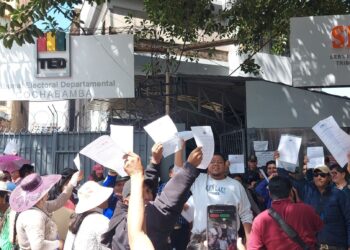 Militantes evistas llegan hasta el TED Cochabamba a renunciar al MAS.
