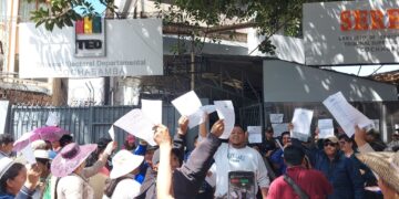 Militantes evistas llegan hasta el TED Cochabamba a renunciar al MAS.
