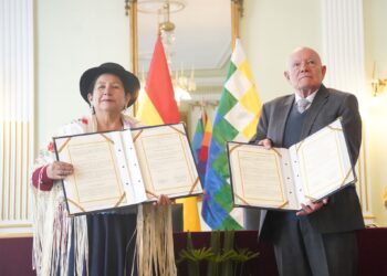 La canciller Celinda Sosa y el presidente del TSE, Óscar Hassenteufel.