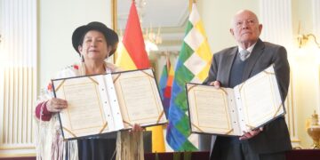 La canciller Celinda Sosa y el presidente del TSE, Óscar Hassenteufel.