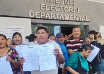 Militantes evistas llegan hasta el TED Santa Cruz para renunciar a la militancia del MAS.