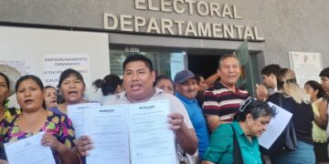 Militantes evistas llegan hasta el TED Santa Cruz para renunciar a la militancia del MAS.