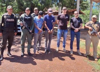 La Policía entrega a los dos prófugos brasileños a la Policía de Brasil.
