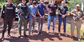 La Policía entrega a los dos prófugos brasileños a la Policía de Brasil.