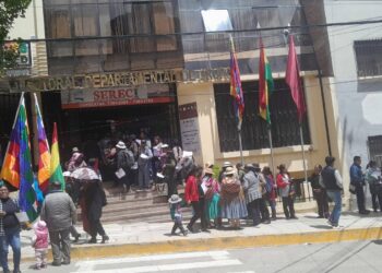 Militantes afines al expresidente Evo Morales renuncia al MAS en Oruro.