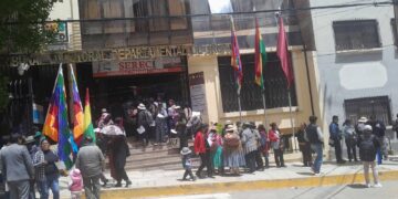 Militantes afines al expresidente Evo Morales renuncia al MAS en Oruro.