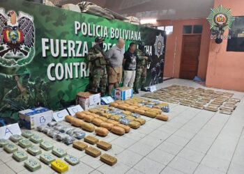 Agentes de la FELCN junto a los aprehendidos y la droga decomisada.