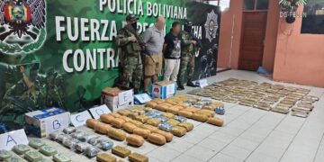 Agentes de la FELCN junto a los aprehendidos y la droga decomisada.