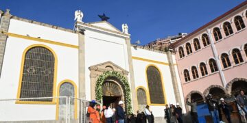 El presidente Luis Arce visitó el Santuario de la Virgen del Socavón.