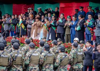 Ausencia del presidente y Vicepresidente en el desfile cívico militar en la ciudad de El Alto.