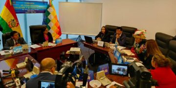 Los vocales del TSE, Tahuichi Tahuichi y Nancy Gutiérrez llegaron hasta la Comisión de Constitución para socializar el proyecto de ley del TREP.