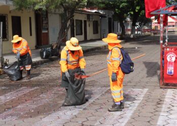 Se desplazó varias cuadrillas de limpieza
