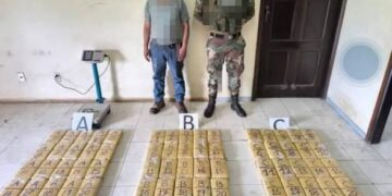 El aprehendido y los paquetes de droga