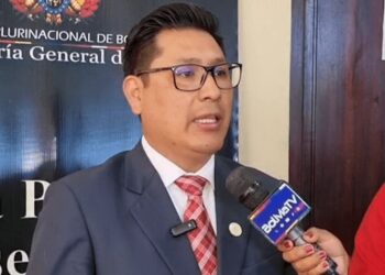 EL procurador Ricardo Condori es entrevistado por la prensa.