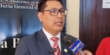 EL procurador Ricardo Condori es entrevistado por la prensa.