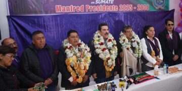 El precandidato Manfred Reyes Villa juntos a dirigentes de Condepa y Jach'a Uru.