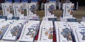 El Ministerio de Educación entregó solucionarios a estudiantes de secundaria.