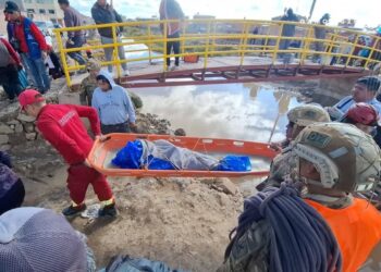 Rescatistas hallaron el cuerpo del niño Marías que cayó a un canal de la ciudad de Oruro.