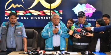 El alcalde Iván Arias en conferencia de prensa.