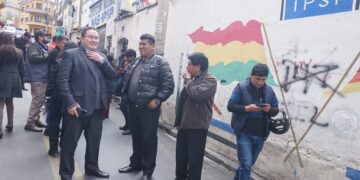 El dirigente arcista Fidel Surco participa de la toma de la sede del MAS en La Paz.