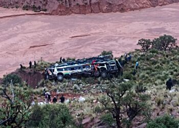 El bus afectado en el accidente de este lunes. Foto: APG.