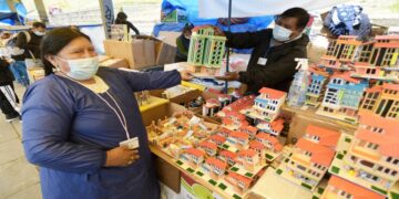 Expositores de la Alasita muestran sus productos.