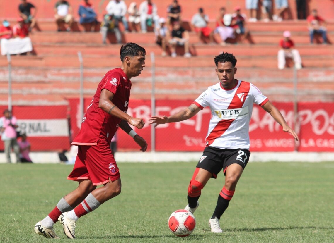 Ronaldo Sánchez, de Guabirá, traslada el balón ante la marca de Moisés Paniagua, de Always Ready.