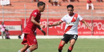 Ronaldo Sánchez, de Guabirá, traslada el balón ante la marca de Moisés Paniagua, de Always Ready.