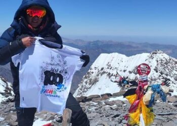 El alpinista paceño, Hugo Ayaviri, del Sueño Bicentenario, en una de las montañas más altas del mundo.