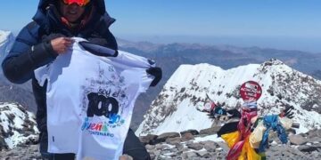 El alpinista paceño, Hugo Ayaviri, del Sueño Bicentenario, en una de las montañas más altas del mundo.