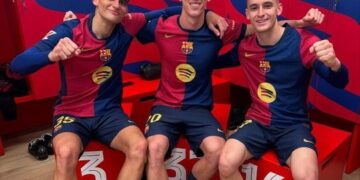 Los jugadores de Barcelona celebran en su vestuario.