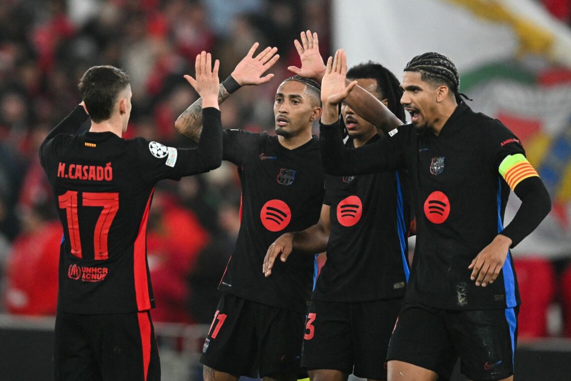 Los jugadores de Barcelona festejan el gol