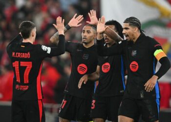 Los jugadores de Barcelona festejan el gol