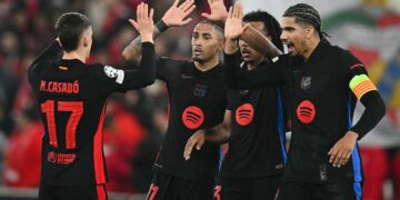 Los jugadores de Barcelona festejan el gol