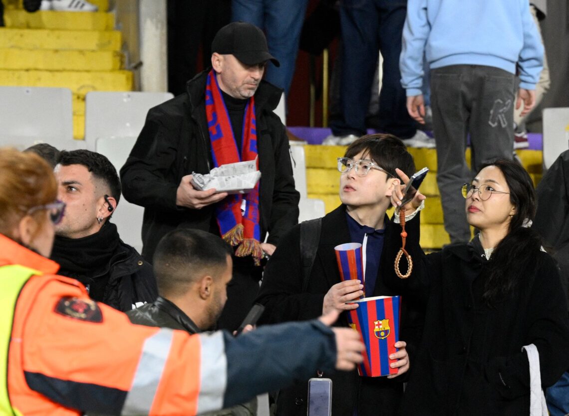 Hinchas de Barcelona con velas en la mano oran por el médico fallecido del plantel