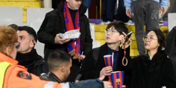 Hinchas de Barcelona con velas en la mano oran por el médico fallecido del plantel