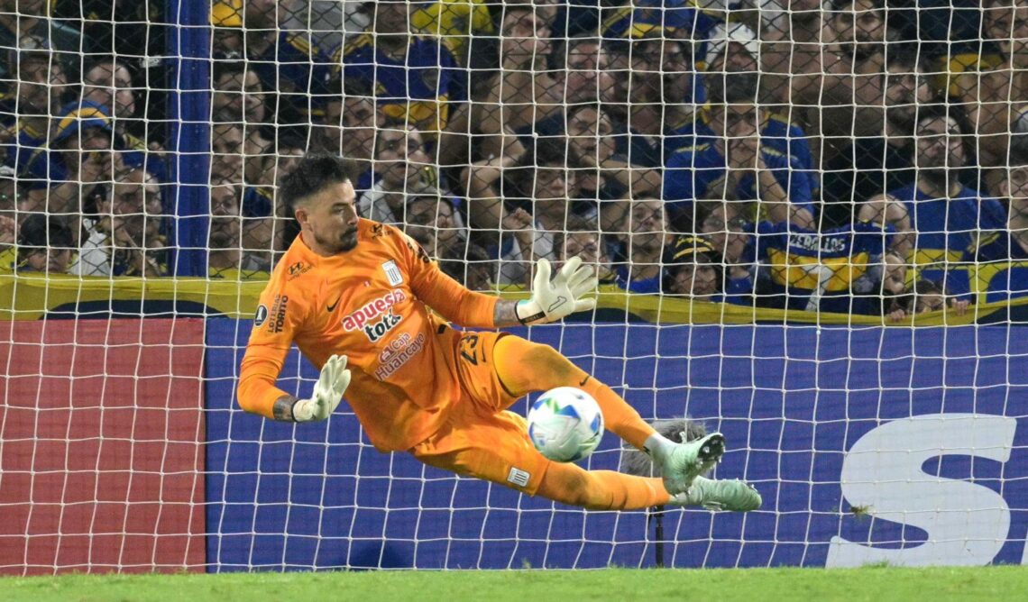 Momento cumbre de Guillermo Viscarra, cuando tapó el quinto penal a Boca en La Bombonera